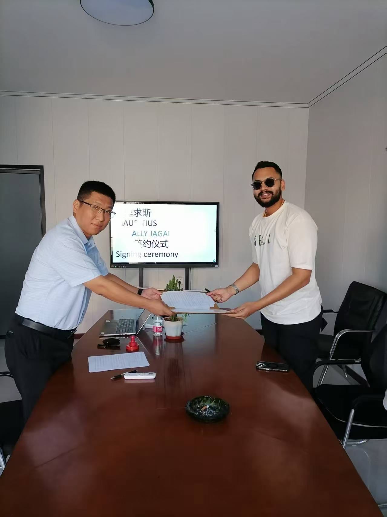 Zhike Technology Signs Contract with Mauritius Customer, Three L4-100 Intelligent Car Washers Open a New Chapter in Dual-Scenario Cooperation