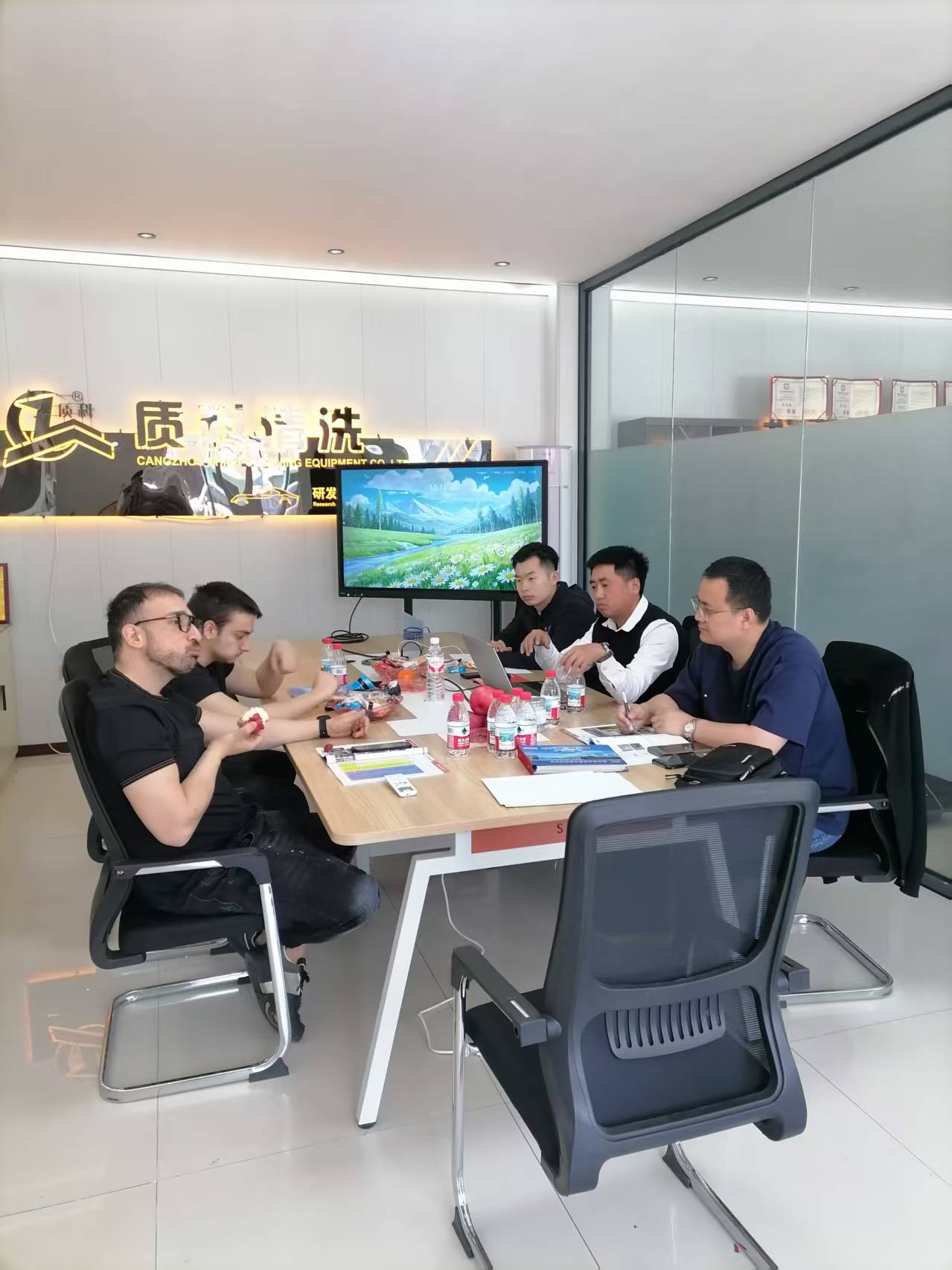Brazilian Clients Visit Zhike Cleaning, Conduct In-depth Talks on Cooperation Details of L2-100 Intelligent Car Wash Machine